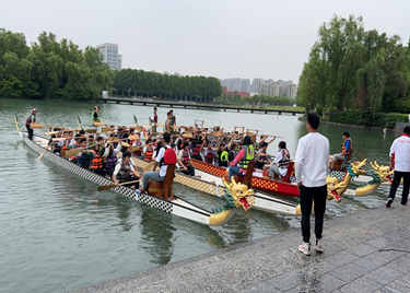 飞桨逐浪！新华学子零距离体验龙舟文化