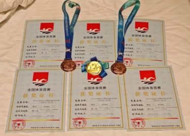 我校游泳队在全国赛事中斩获首金