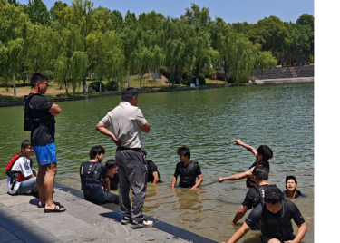 筑牢水上安全防线——龙舟俱乐部开展落水自救活动